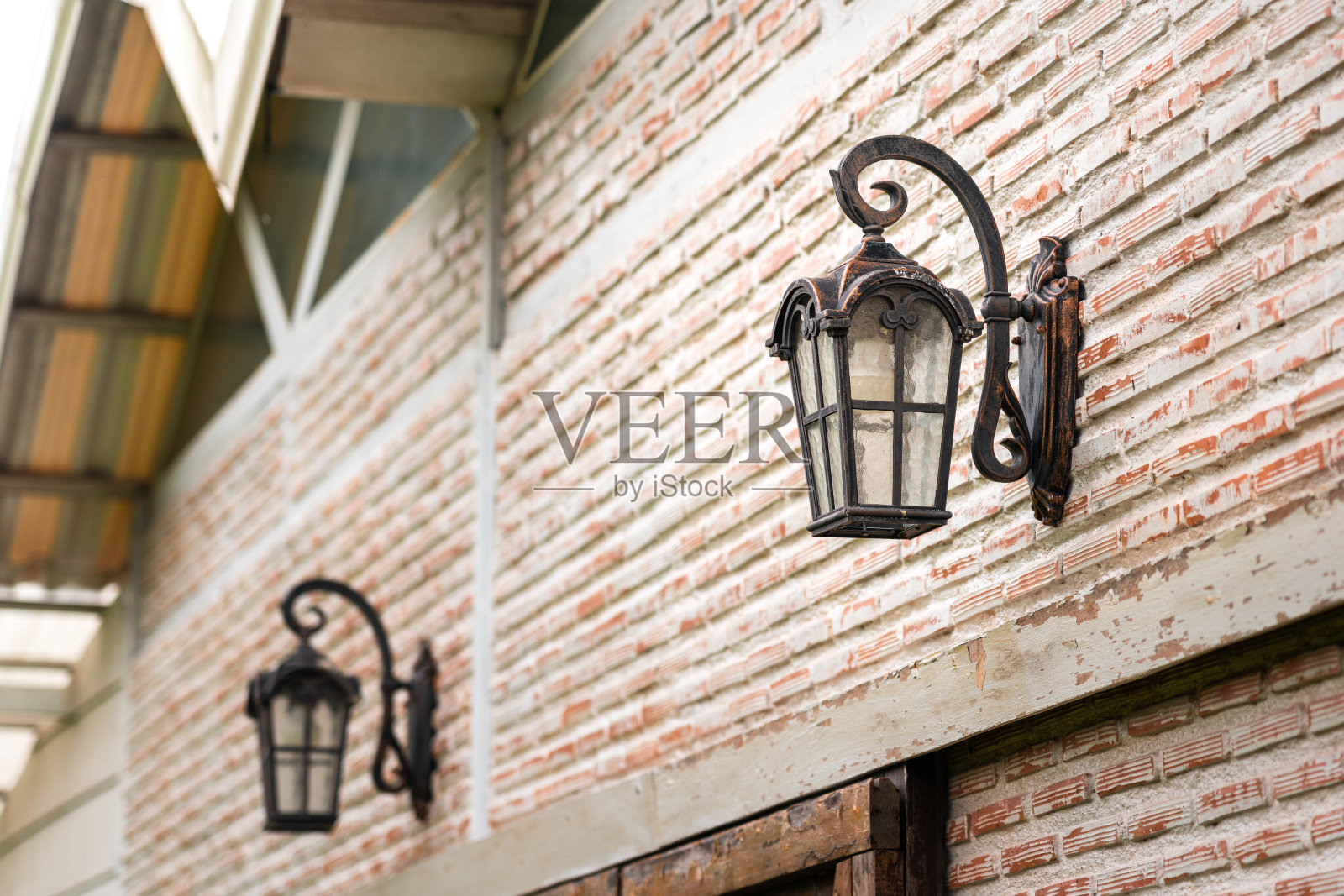 砖墙上设计的古色古香的路灯。照片摄影图片
