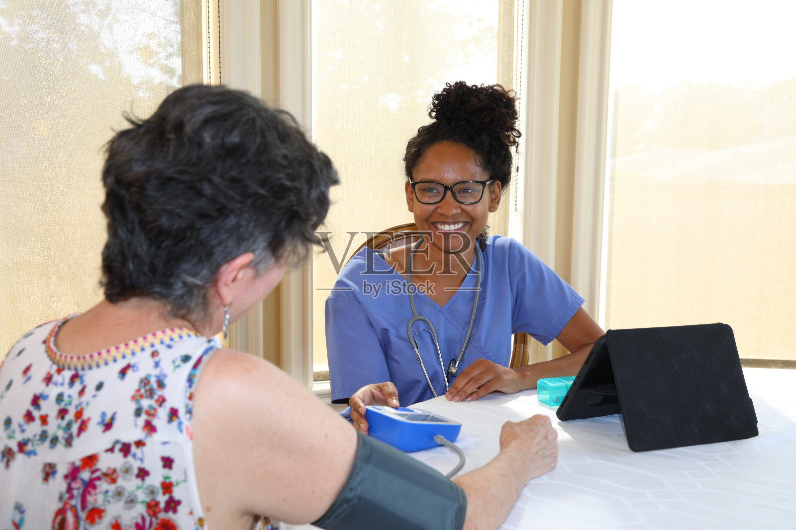 家庭保健非裔美国妇女检查血压照片摄影图片