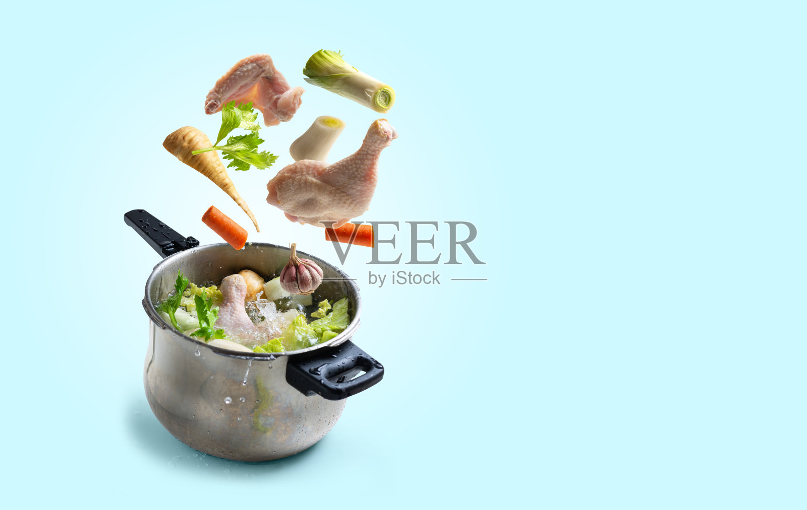 鸡汤配料落入锅内，有复制空间照片摄影图片