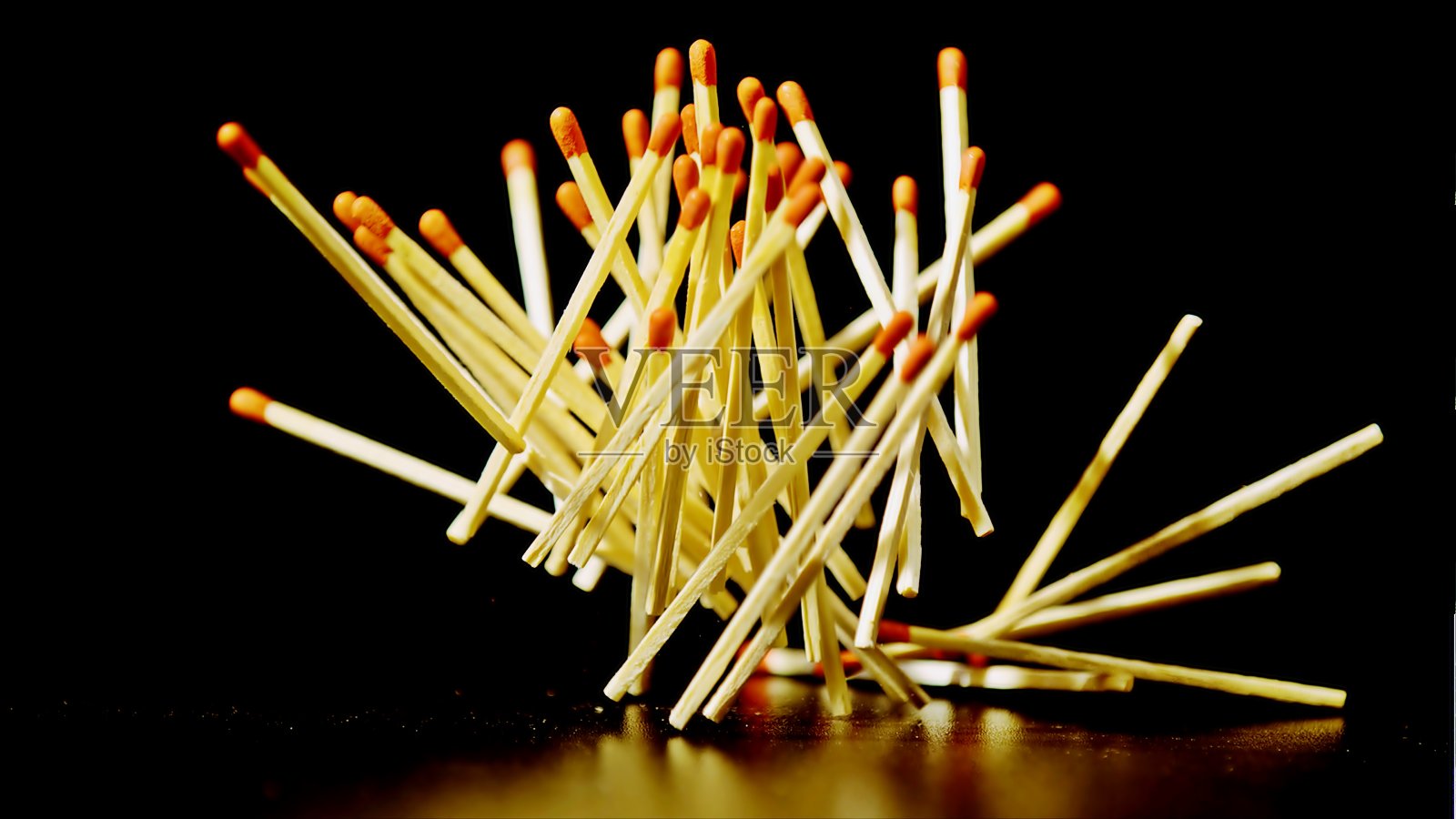 摇摇欲坠的匹配照片摄影图片