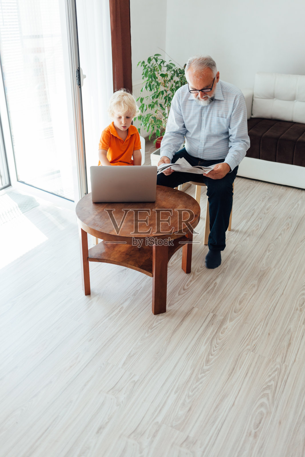 爷爷和孙子照片摄影图片