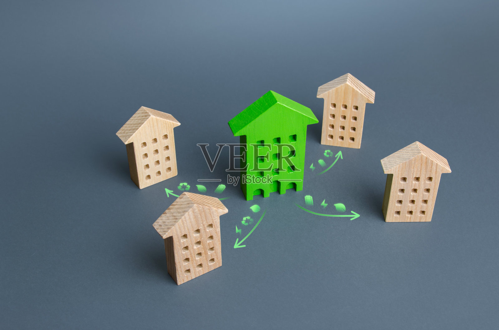 温室正在向其他房屋供应多余的电力。建筑完全自主，能源和热能的产生，废物处理。负的碳足迹排放。能源效率照片摄影图片