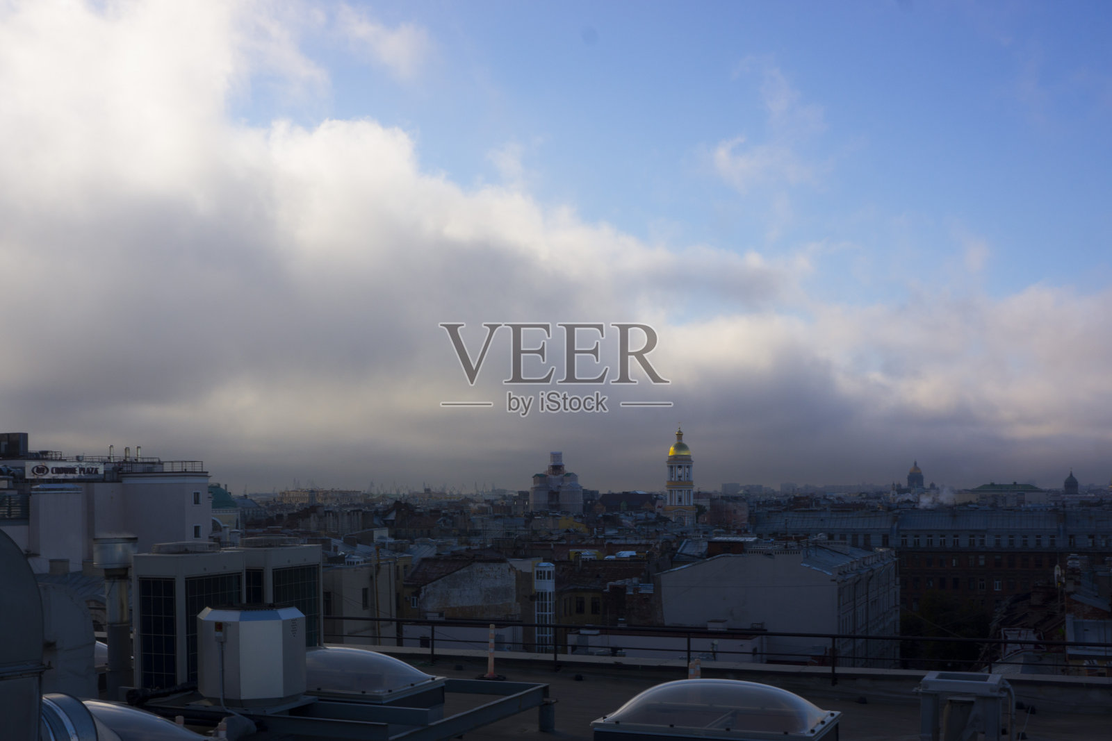 从屋顶欣赏圣彼得堡城市的夜景照片摄影图片