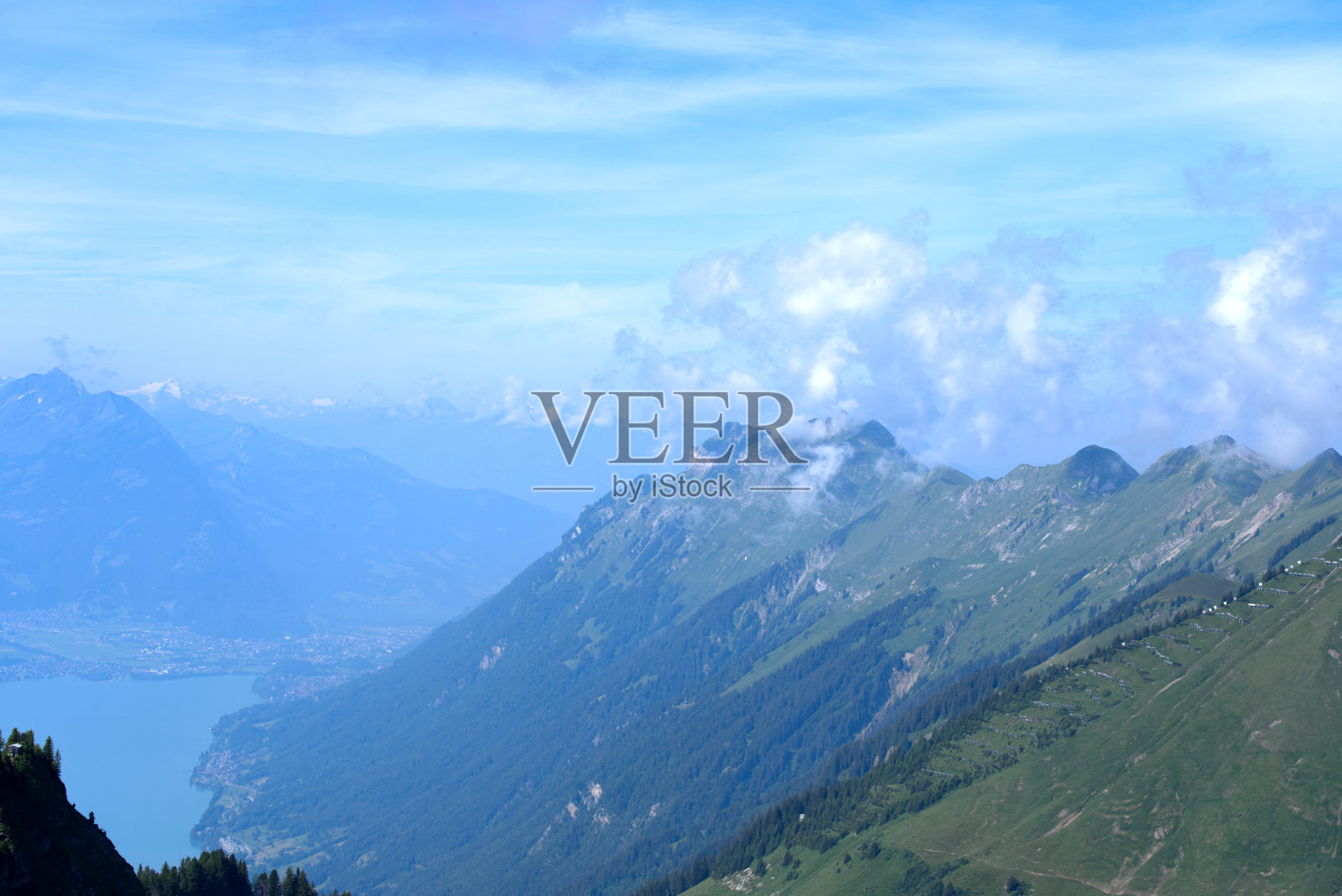 在一个美丽的阳光明媚的夏天，在伯尔尼高地布里恩泽罗桑山脉的全景。照片摄影图片