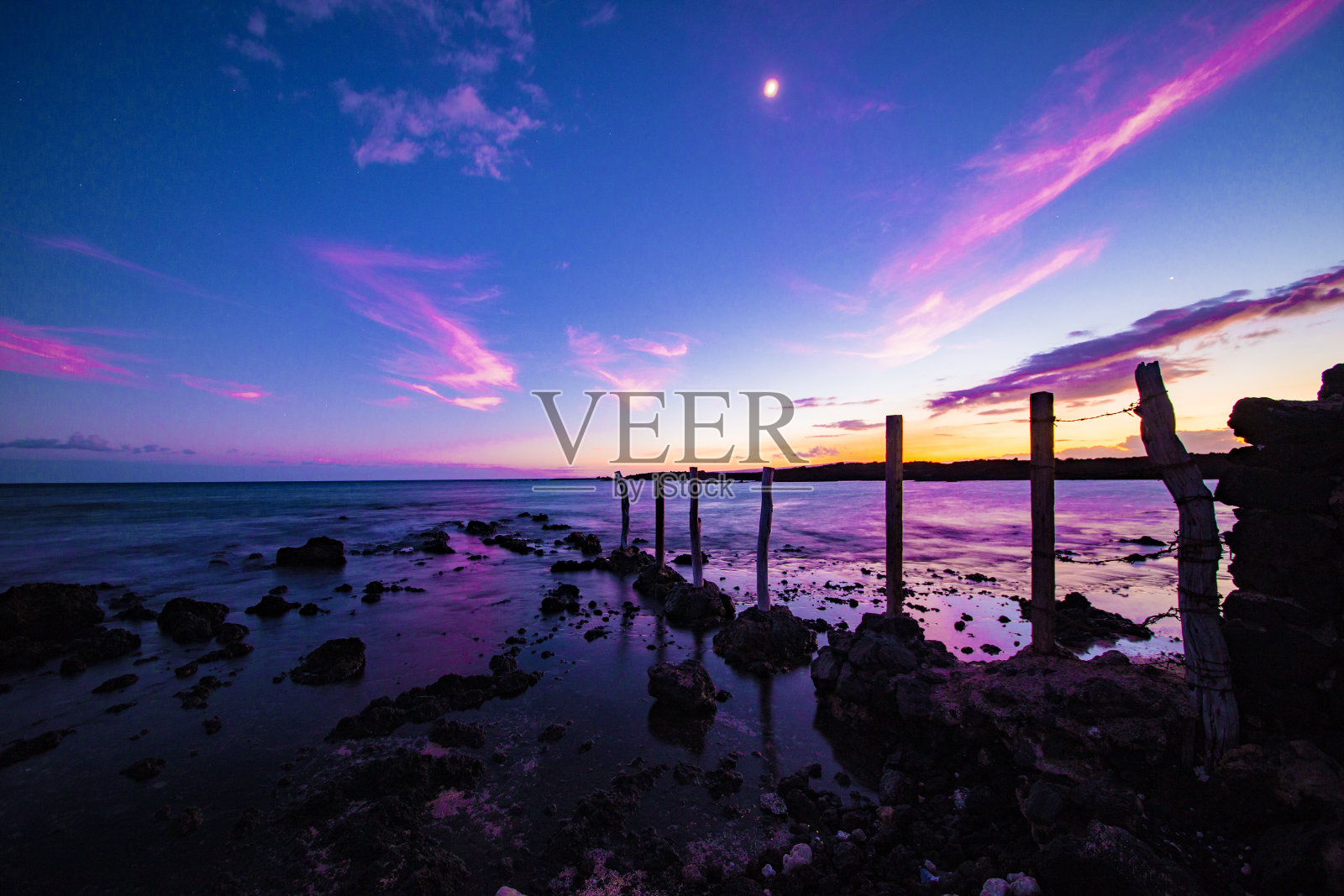 毛伊岛的日落，大海和旧篱笆照片摄影图片