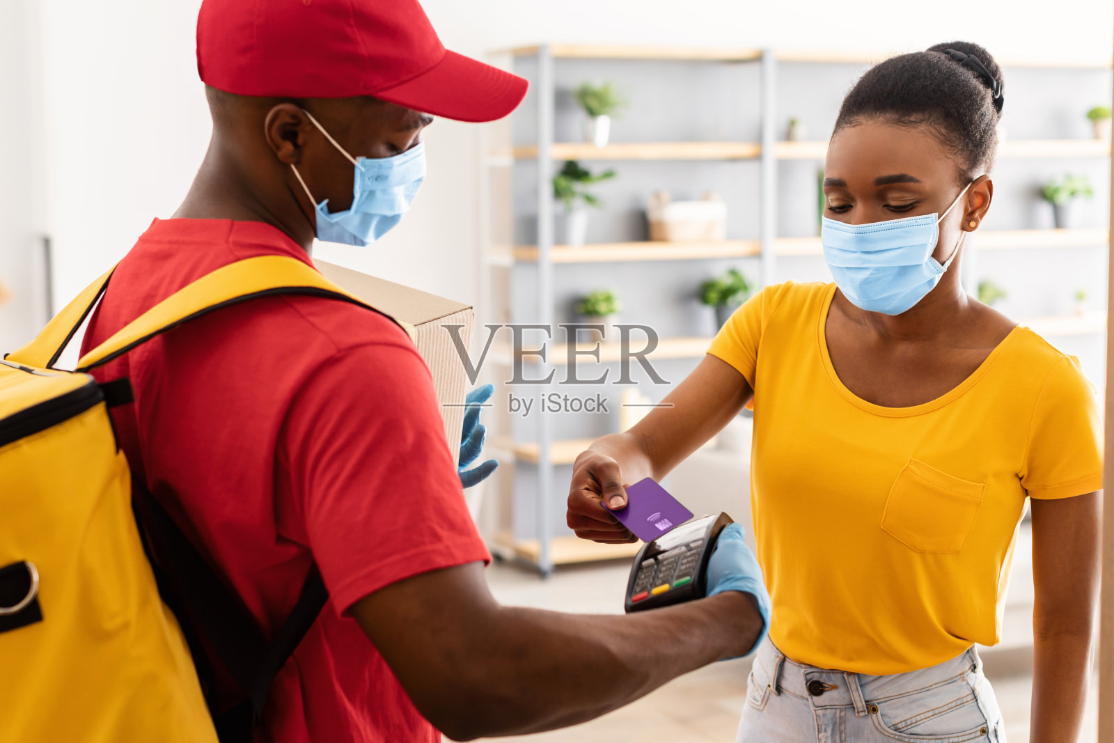 非洲裔美国客户女士支付快递室内送货照片摄影图片