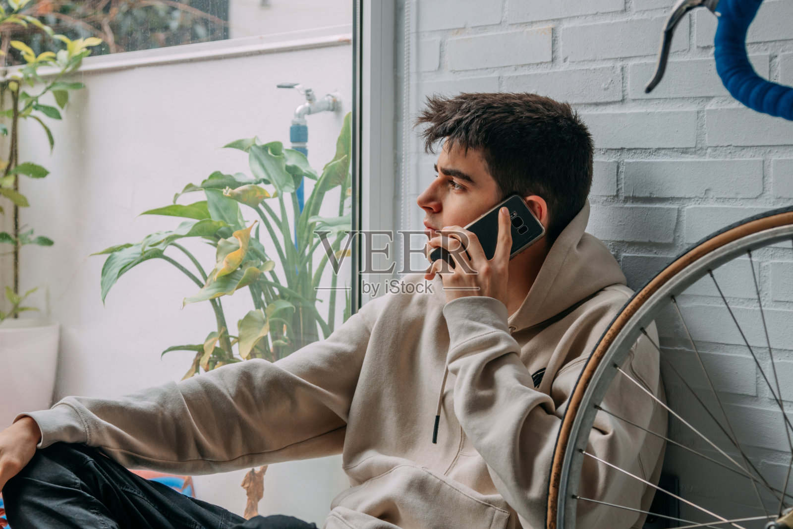 家里有手机的年轻人照片摄影图片