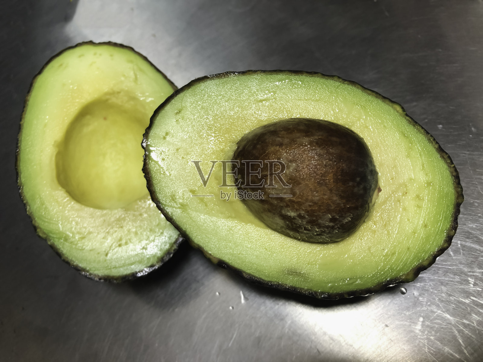 牛油果切块，果肉软，籽大照片摄影图片
