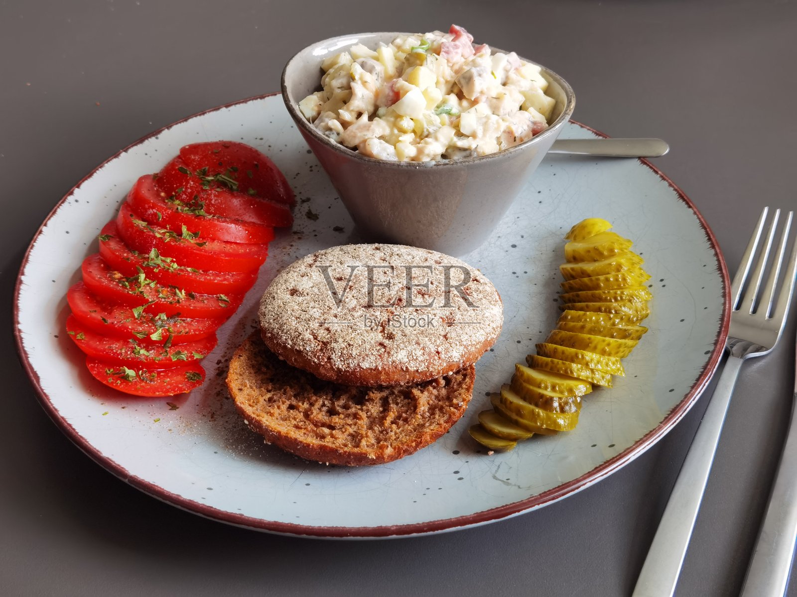 加番茄和泡菜的玛杰沙拉照片摄影图片