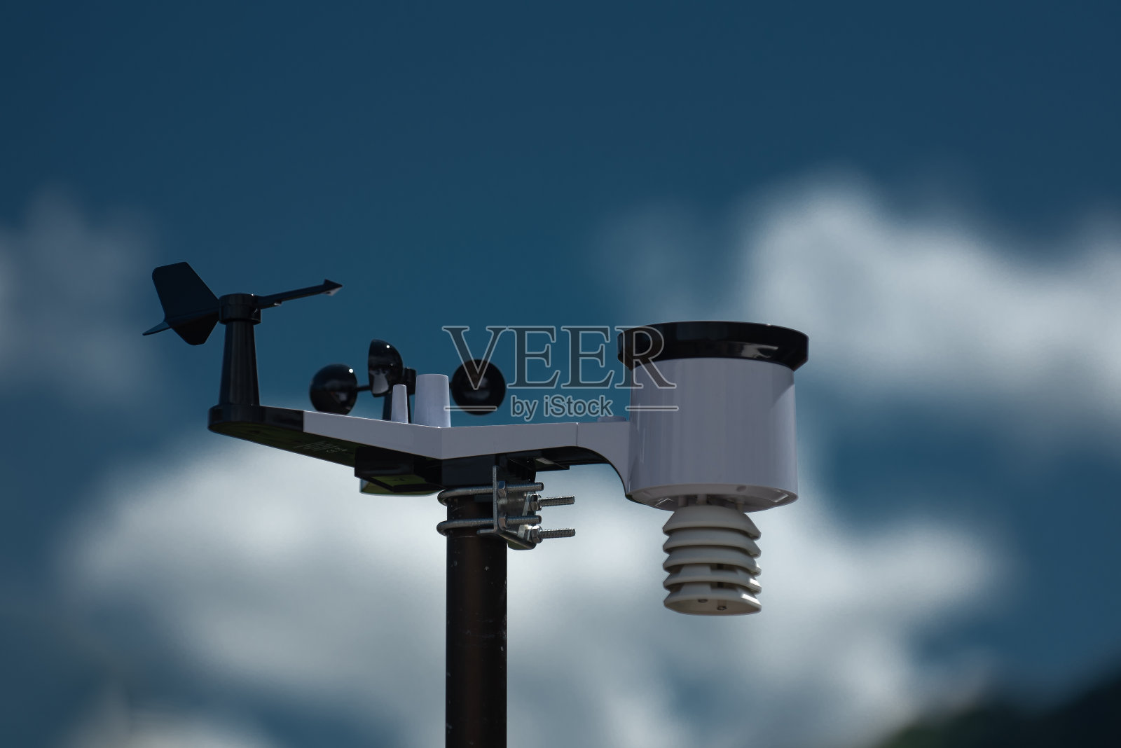 自动气象站，具有天气监测系统和天气观测。以蓝天和白云为背景。有选择性的重点。照片摄影图片