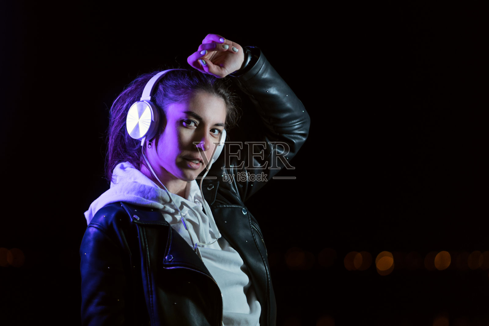 千禧女孩在室外听音乐照片摄影图片