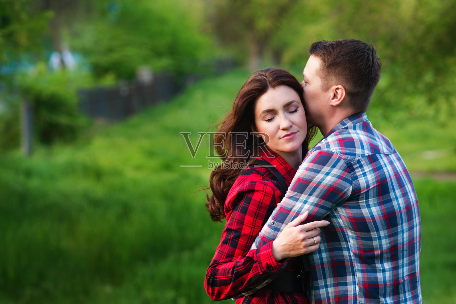 爱紧紧拥抱的情侣照片摄影图片