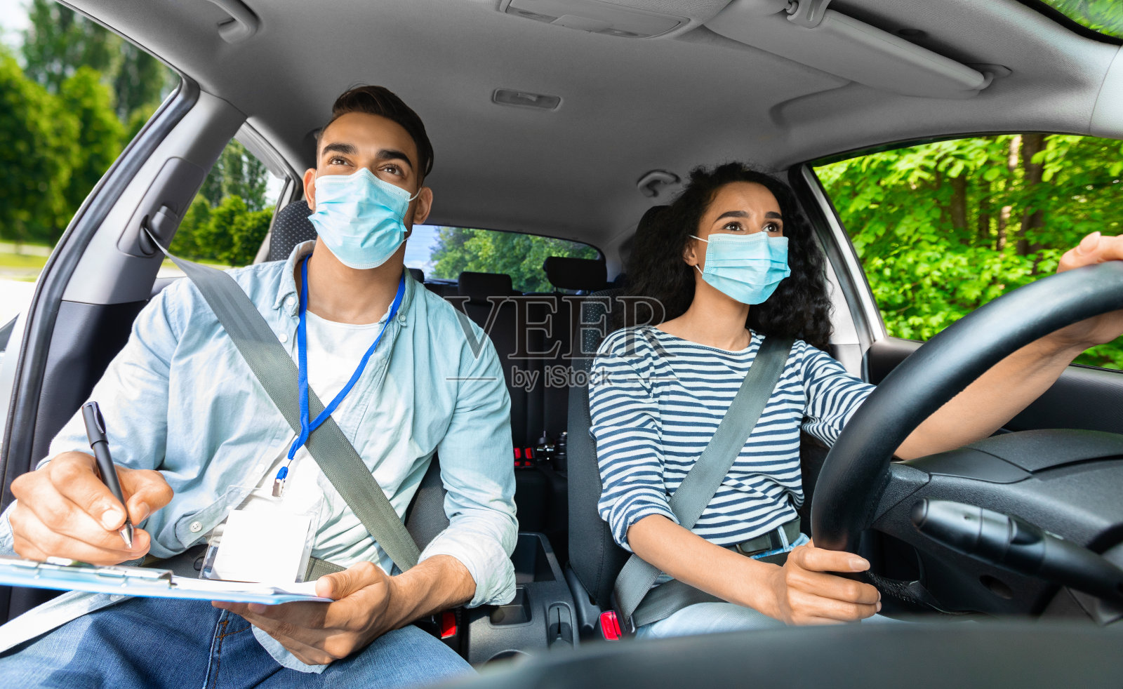 新冠疫情期间在驾校学车的年轻女人照片摄影图片