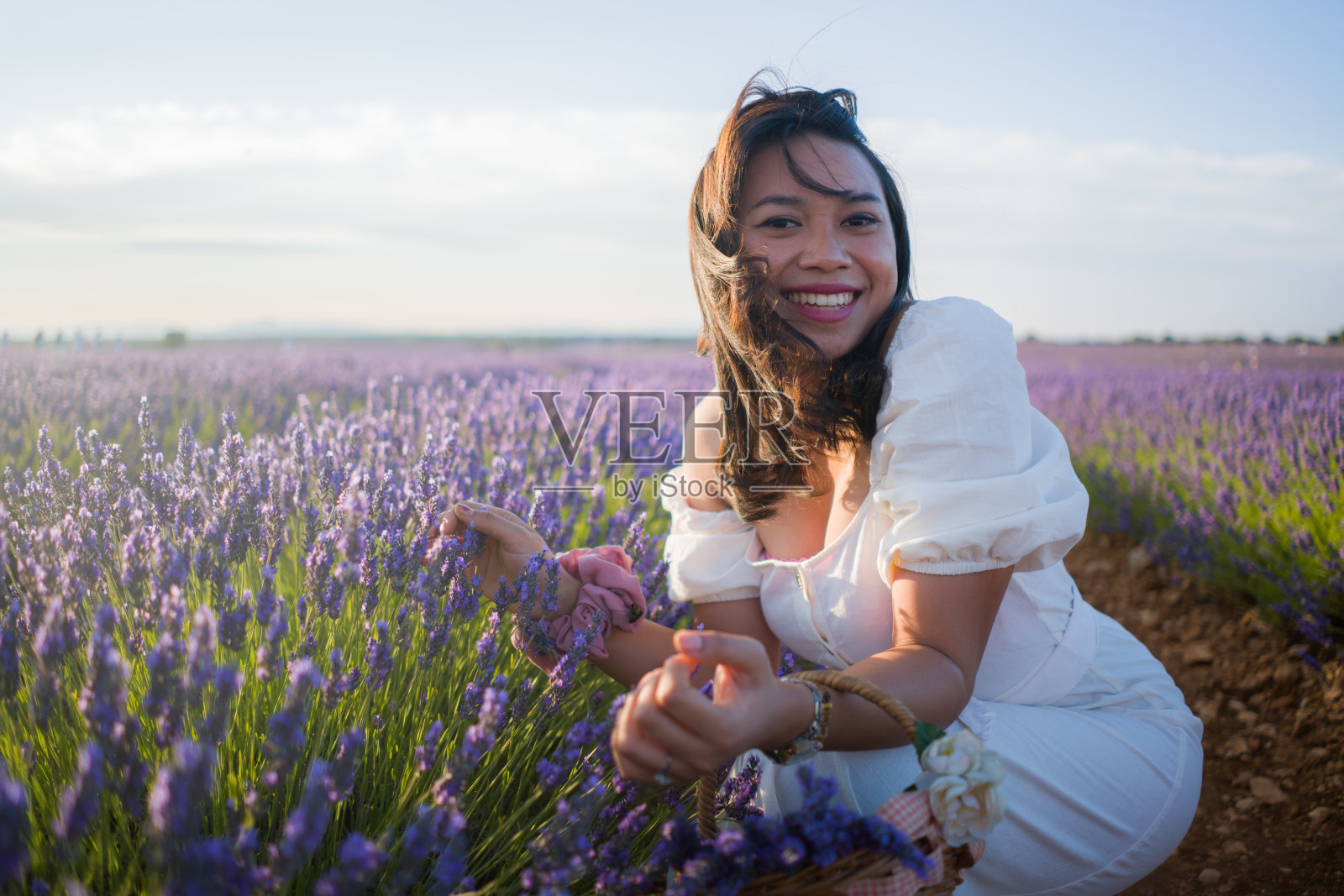 户外浪漫的肖像，年轻快乐和迷人的女人在白色夏装享受悠闲在美丽的薰衣草花场在旅游和假期的概念照片摄影图片