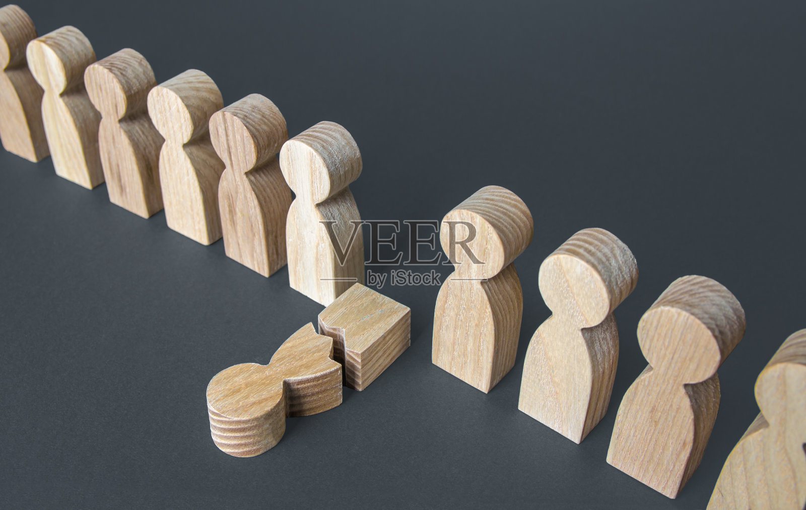 崩溃的男人从队伍中掉落照片摄影图片