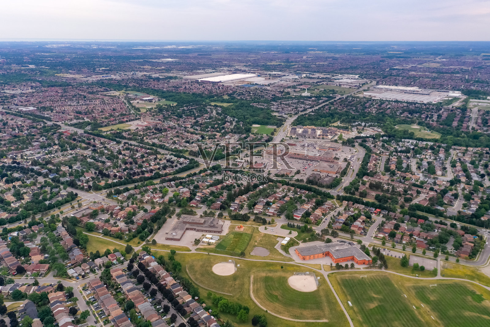 黄昏时分，加拿大安大略省布兰普顿的心湖保护公园照片摄影图片