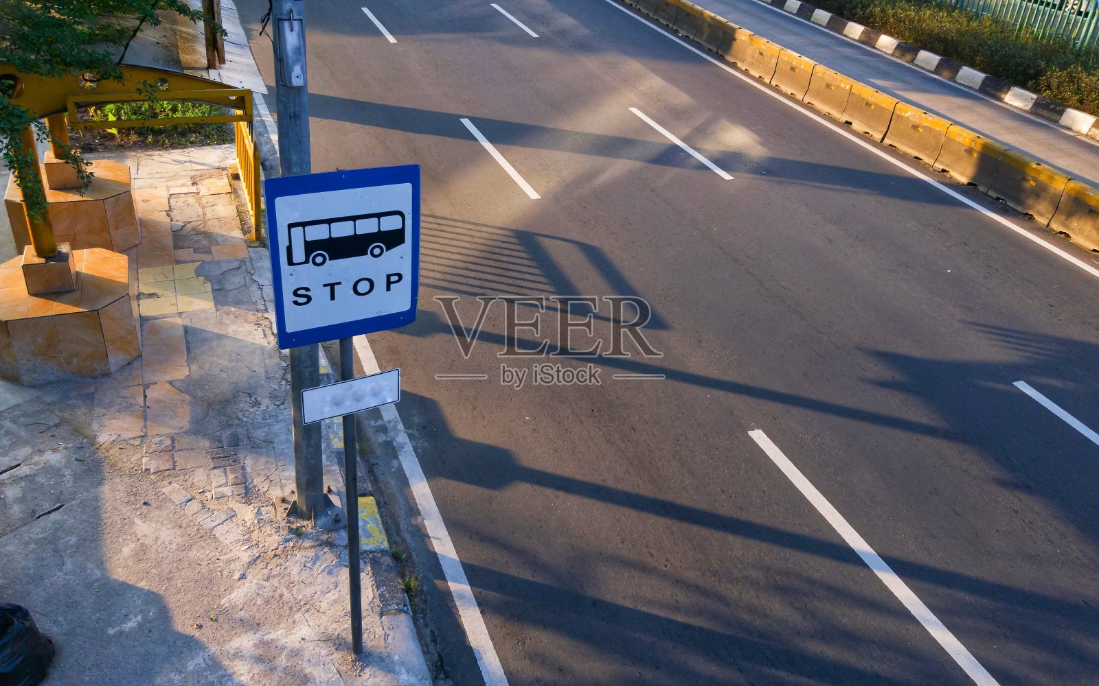 印度尼西亚雅加达的公交候车亭，空无一人照片摄影图片