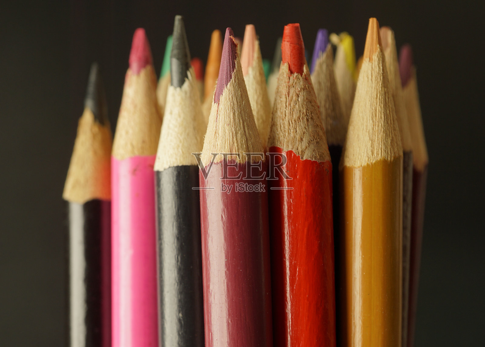 木制着色铅笔关闭显示多彩色点和轴照片摄影图片