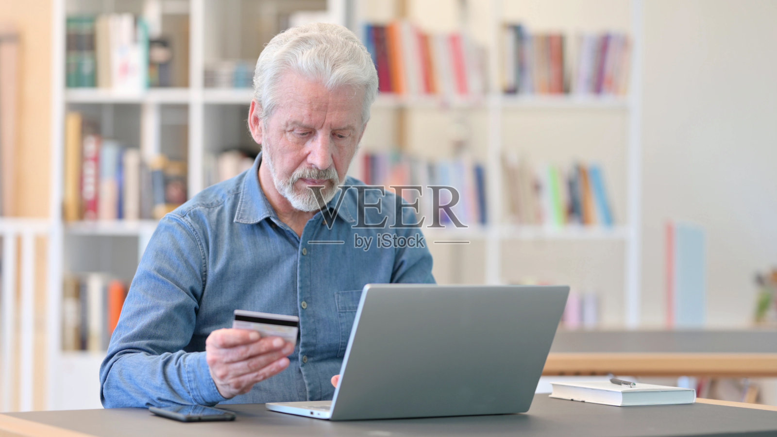 愉快的设计师在笔记本网上购物照片摄影图片