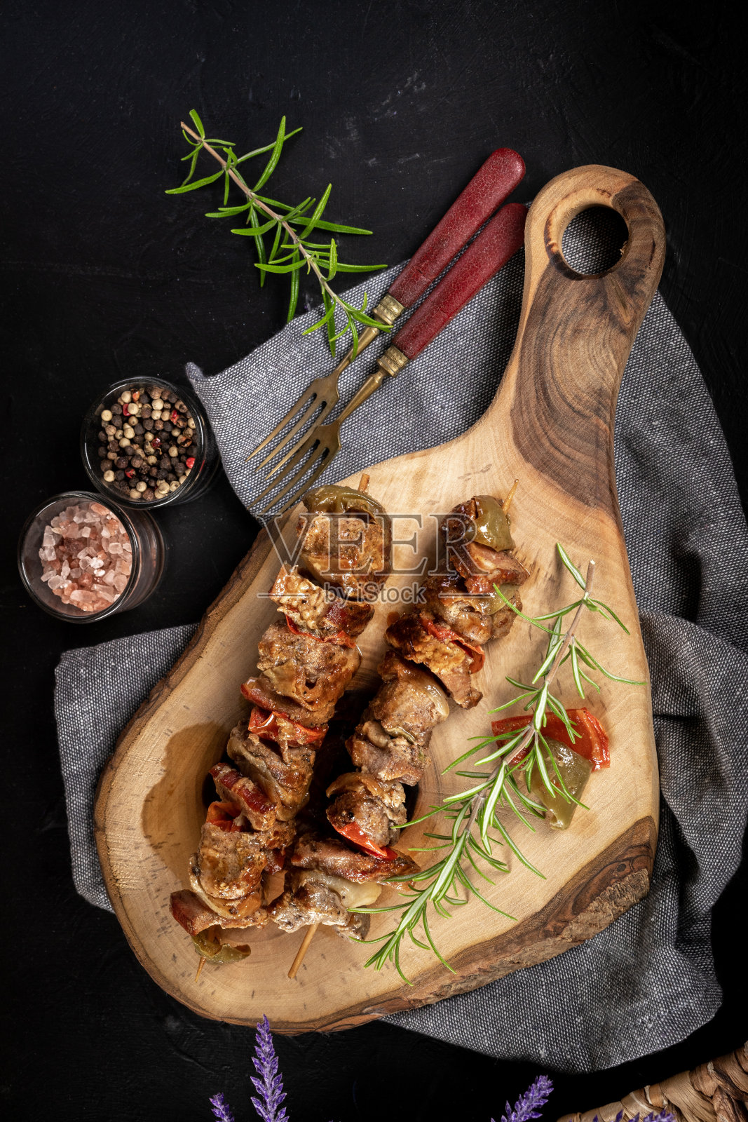 用木串烤肉。照片摄影图片