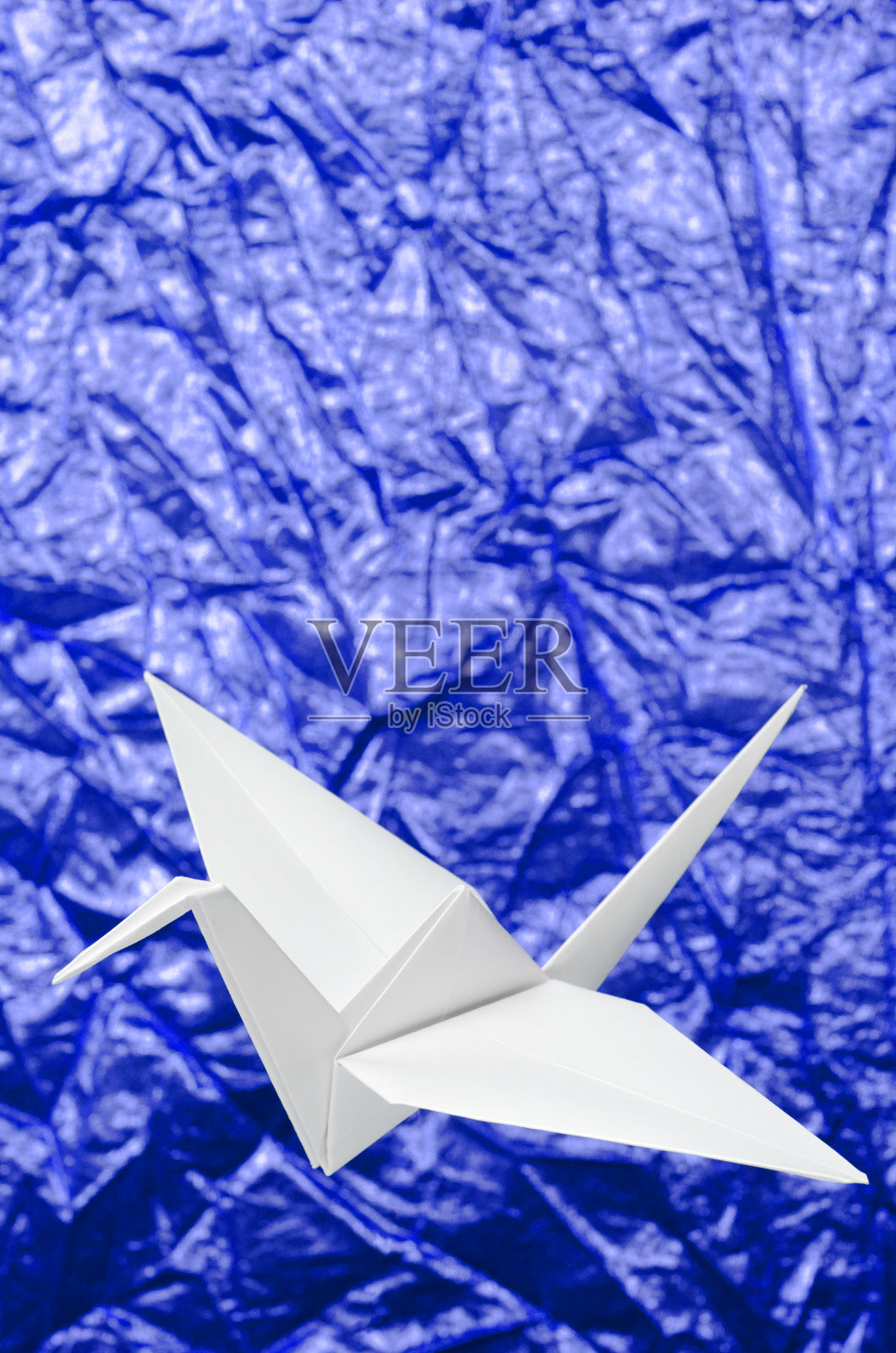 蓝色背景上的白色折纸照片摄影图片