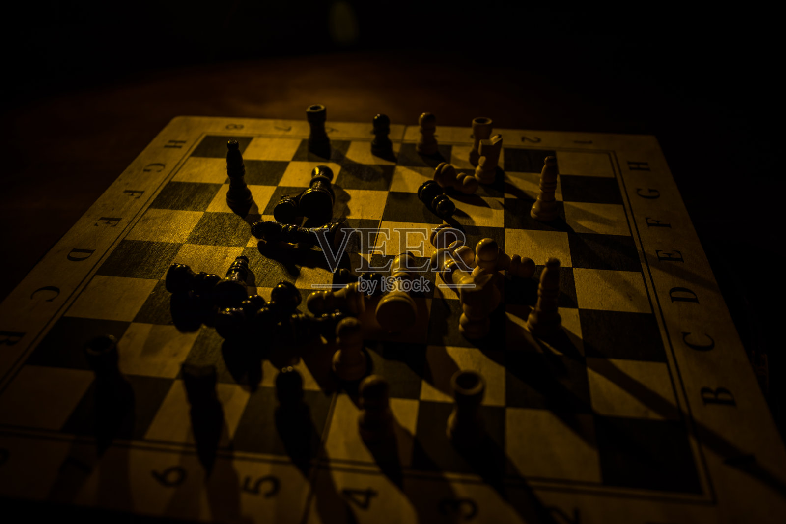 棋牌游戏为理念与竞争与策略，商业成功理念。黑棋人物照片摄影图片