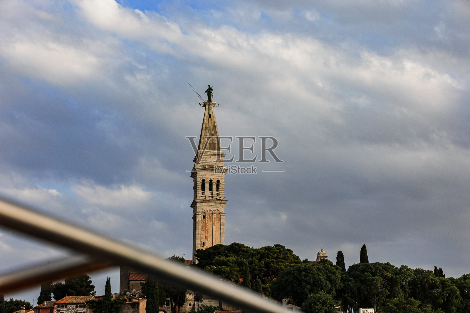 克罗地亚伊斯特里亚美丽的罗维尼市，日落时分。照片摄影图片