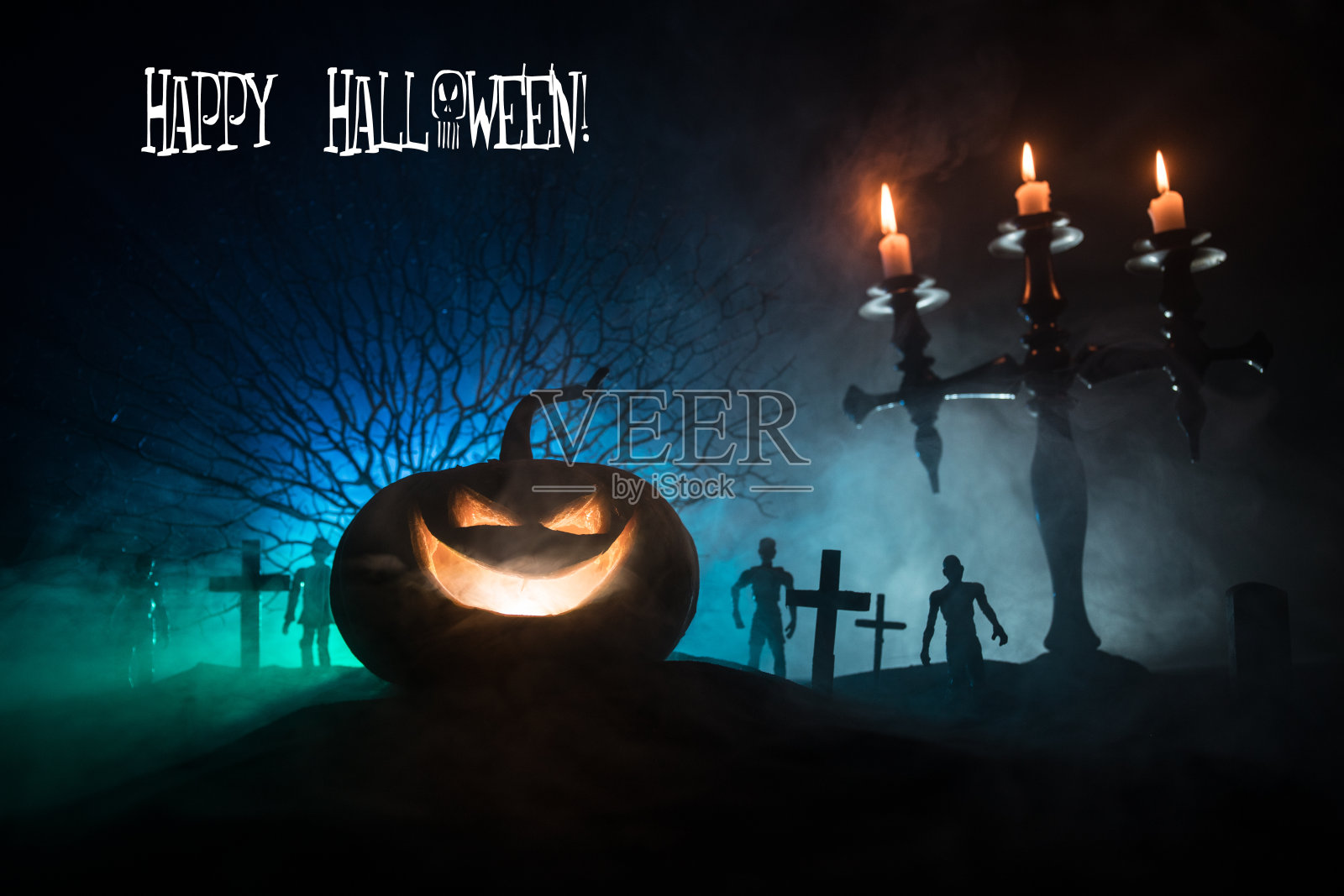 僵尸在夜晚墓地的可怕景象。枯树和阴云密布的雾天。带有发光南瓜的恐怖万圣节概念。照片摄影图片