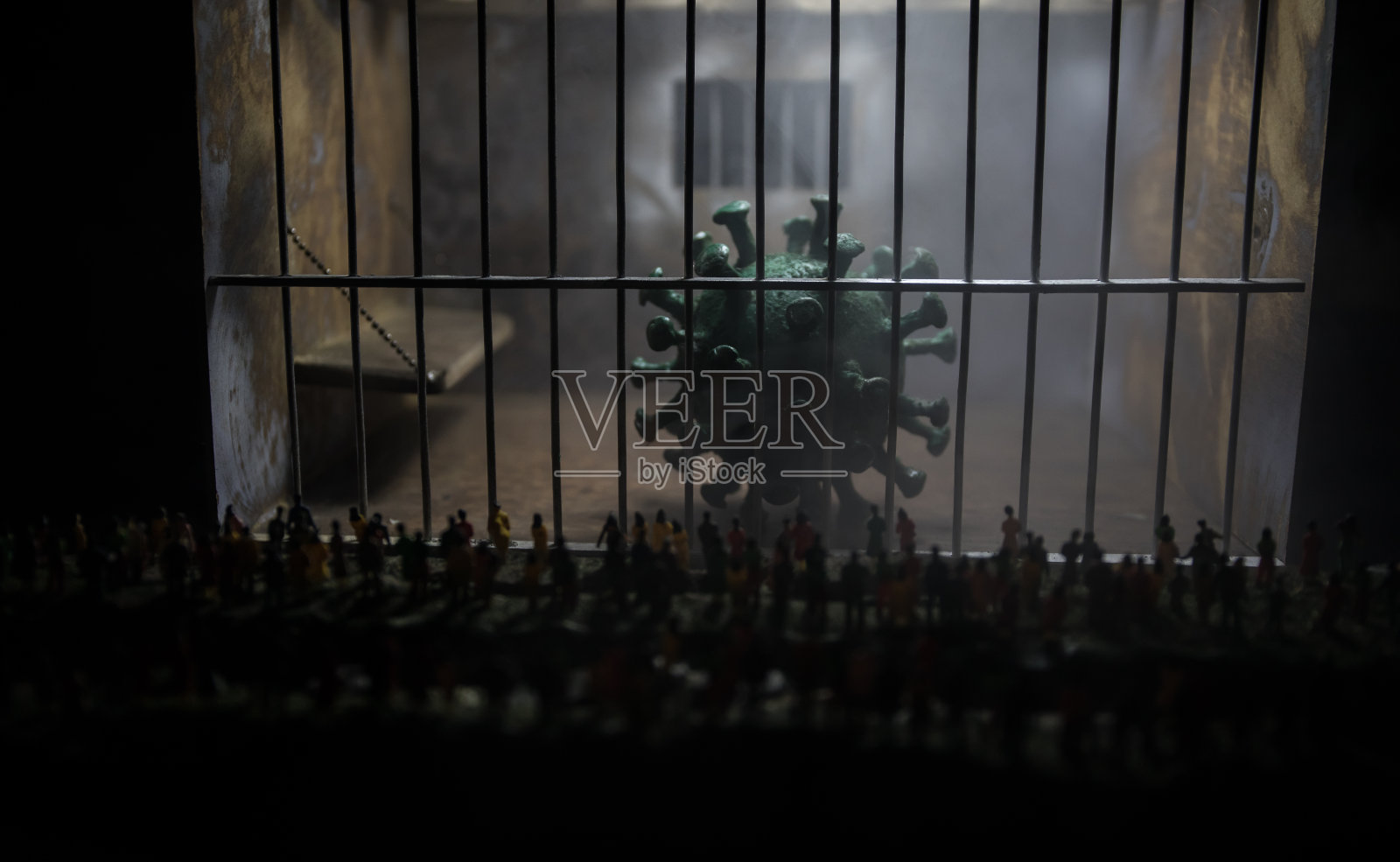 监狱或带窗带栏杆的牢房墙，外部视角，COVID-19冠状病毒大流行，囚犯之间的冠状病毒传播，惩教设施综合体中的SARS-CoV-2照片摄影图片