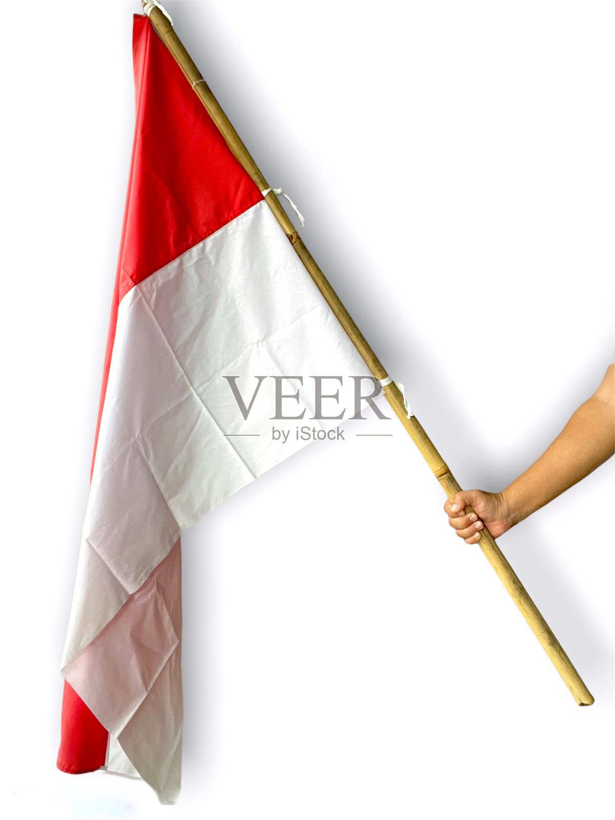 一名男子右手举着印度尼西亚国旗，背景为白色照片摄影图片