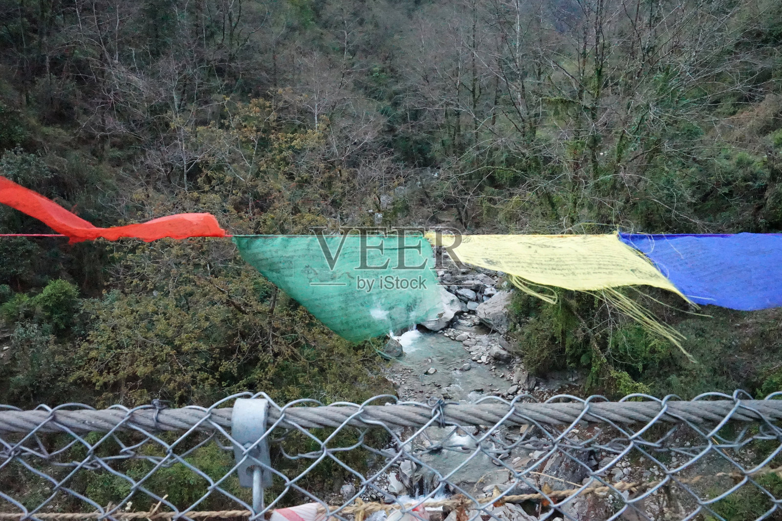 悬钢桥横跨尼村的天然石溪-尼溪照片摄影图片