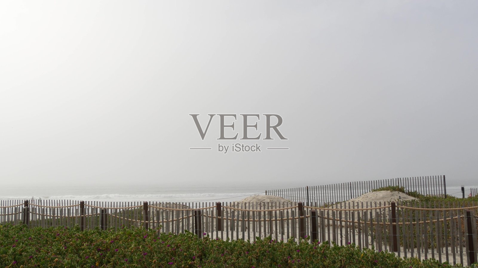 木制尖桩栅栏，沙雾海滩，美国加利福尼亚。太平洋海岸，雾霾海岸。照片摄影图片