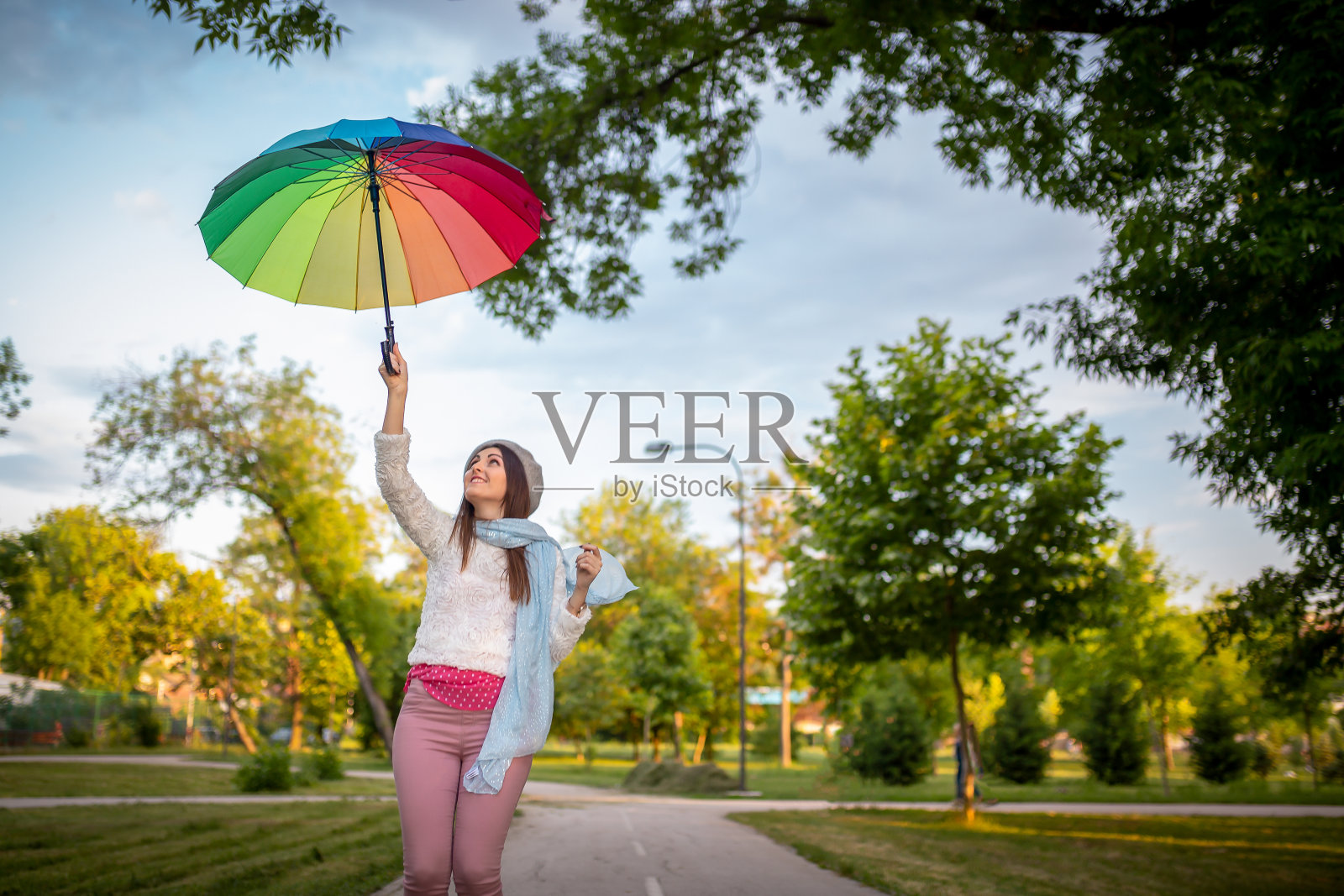 秋日里，漂亮凉爽的女人打着五颜六色的伞照片摄影图片