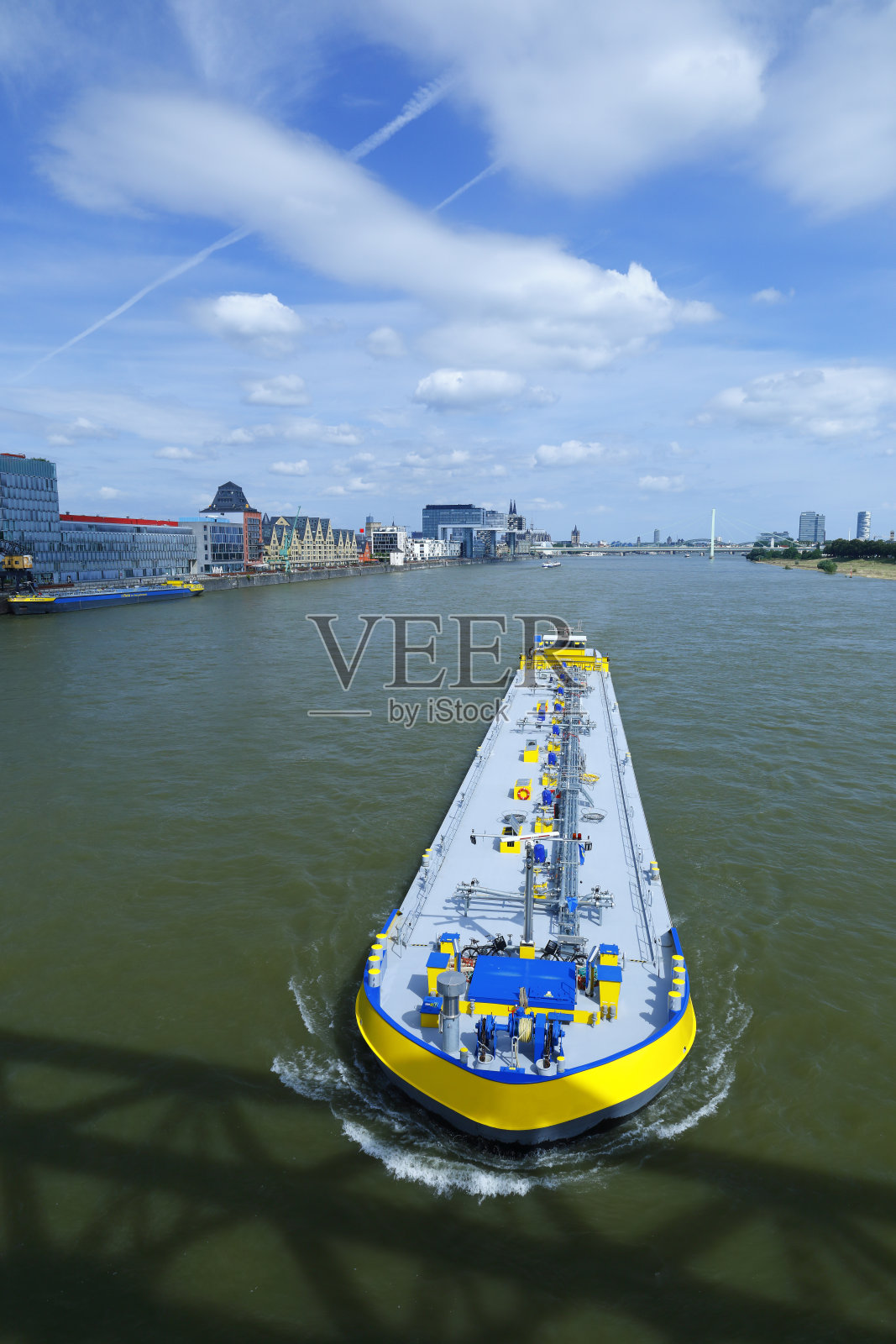 一艘货船经过科隆附近的莱茵哈芬照片摄影图片