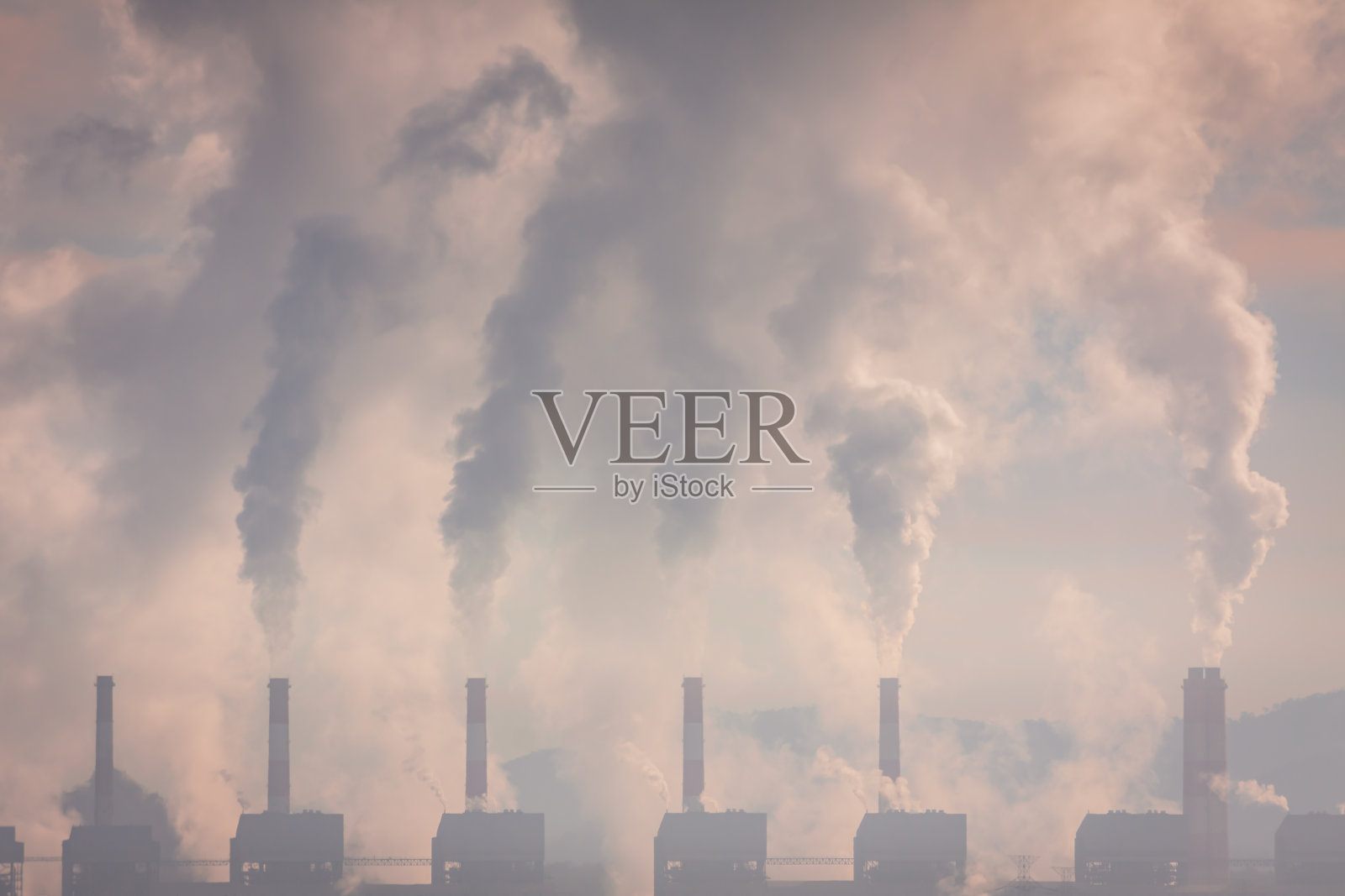 工业烟囱冒出的烟照片摄影图片