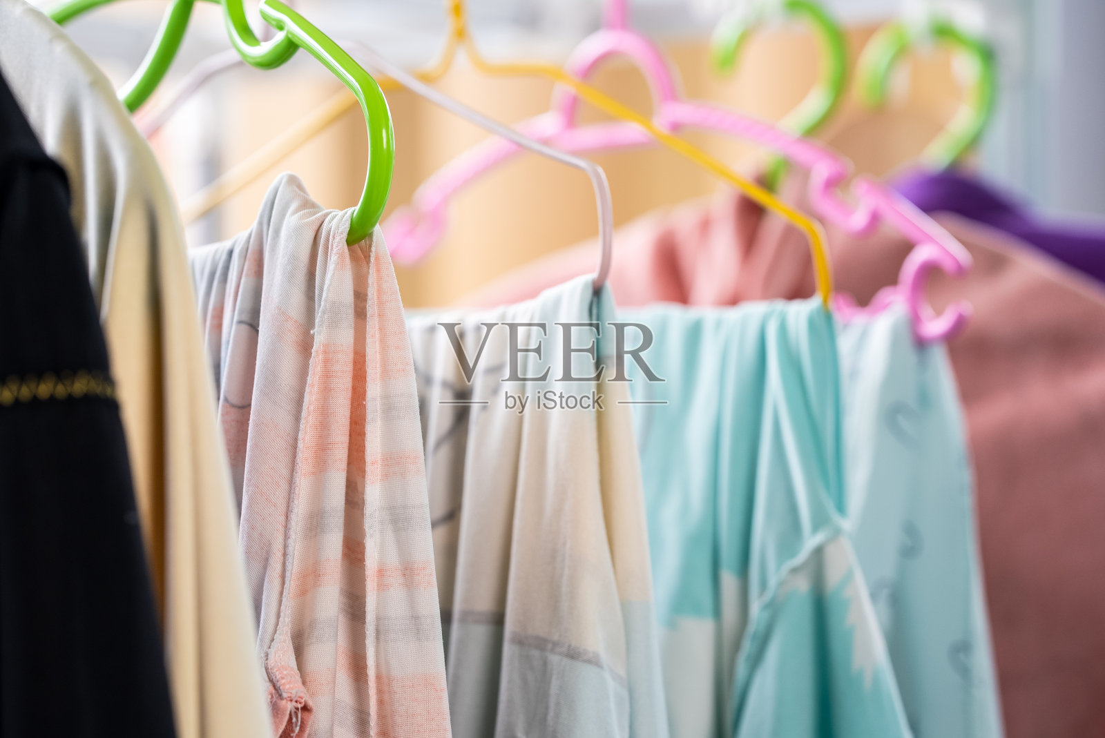 关闭收集衣架上的衣服在衣柜照片摄影图片