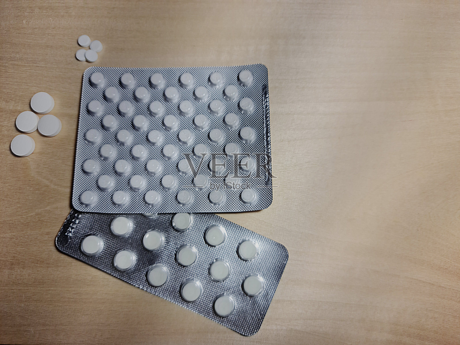 白色药片特写。服用药物。的药物。照片摄影图片