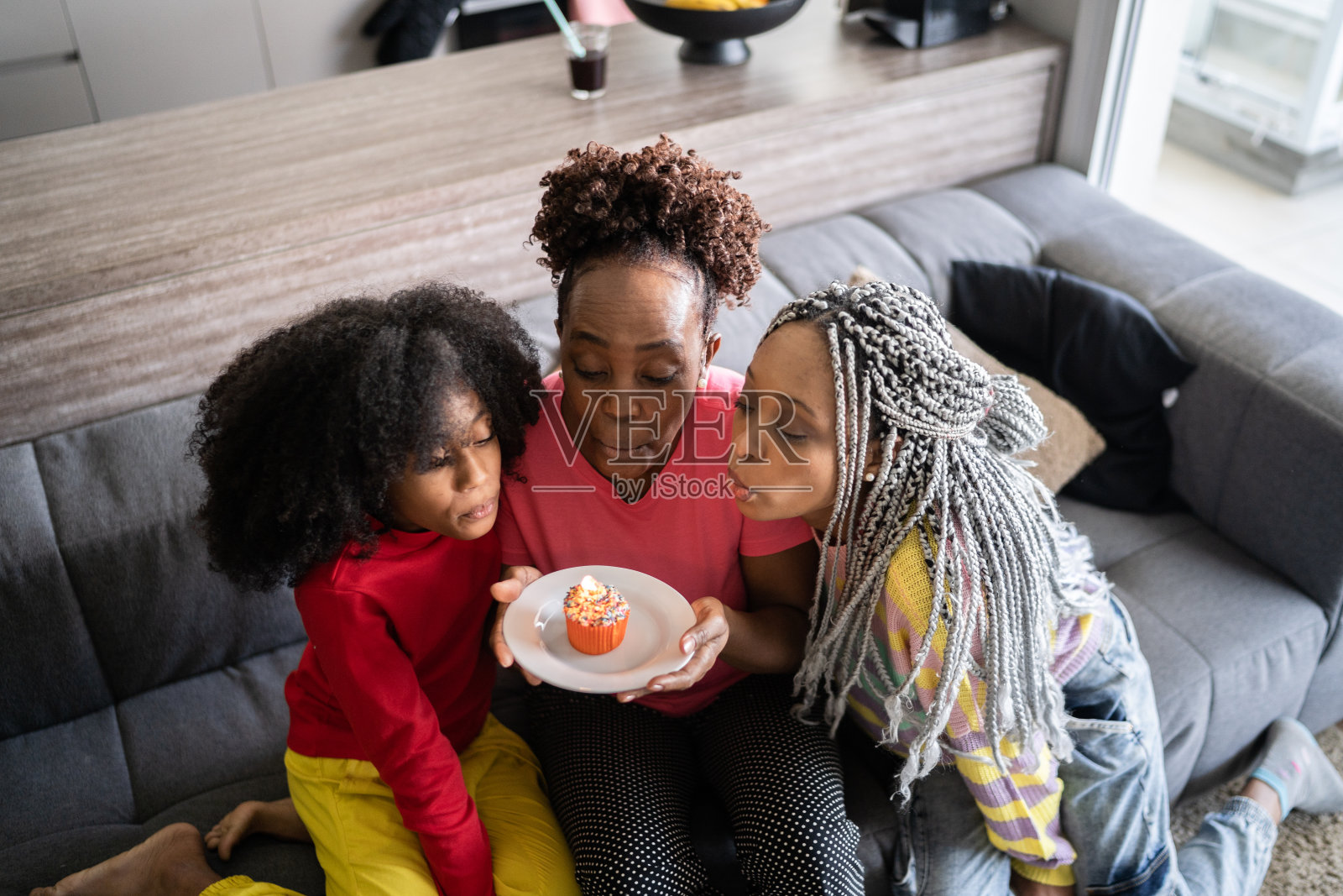 女儿们在家用纸杯蛋糕庆祝母亲的生日照片摄影图片