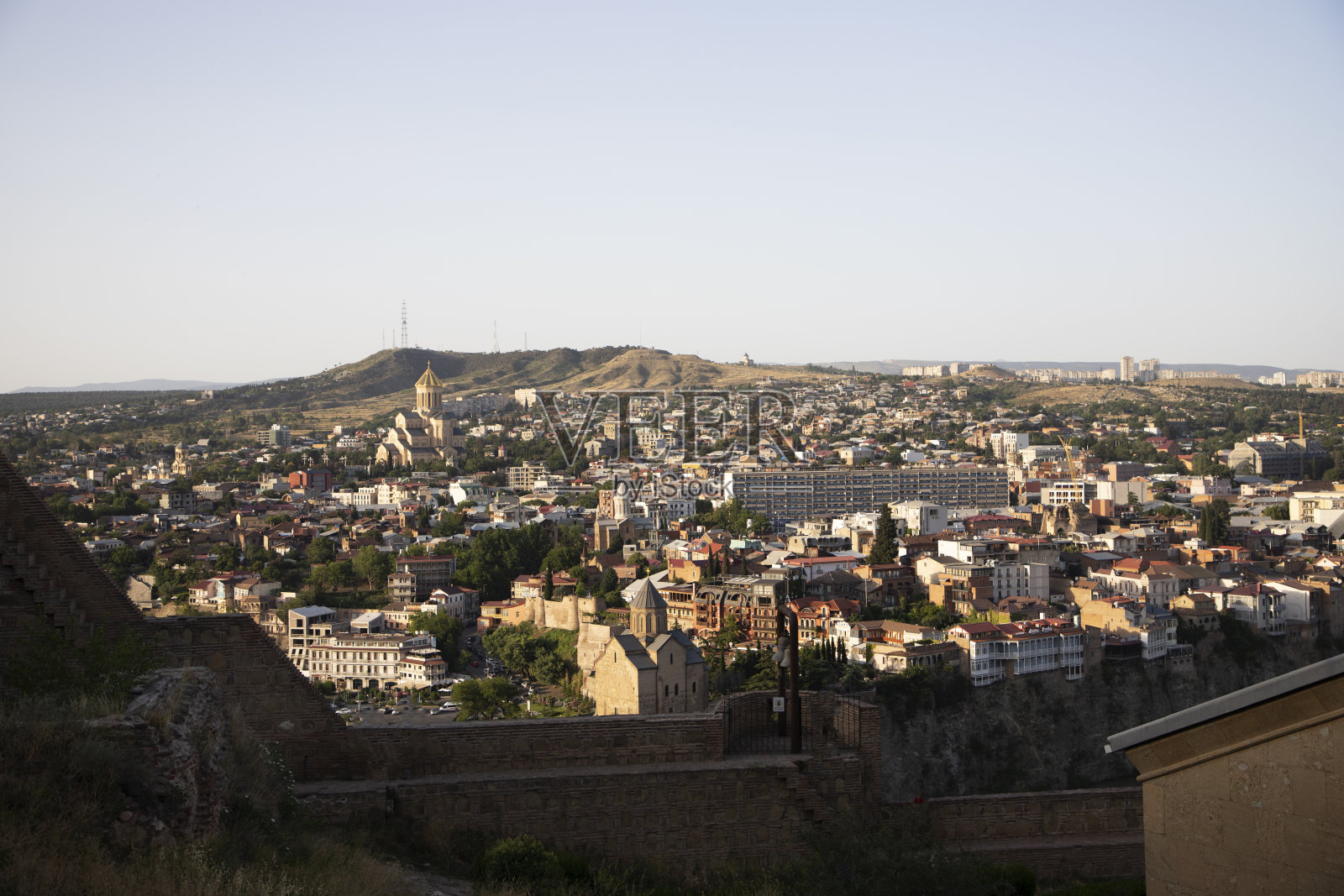 格鲁吉亚首都第比利斯的全景，古老的城镇和现代建筑。第比利斯,格鲁吉亚照片摄影图片