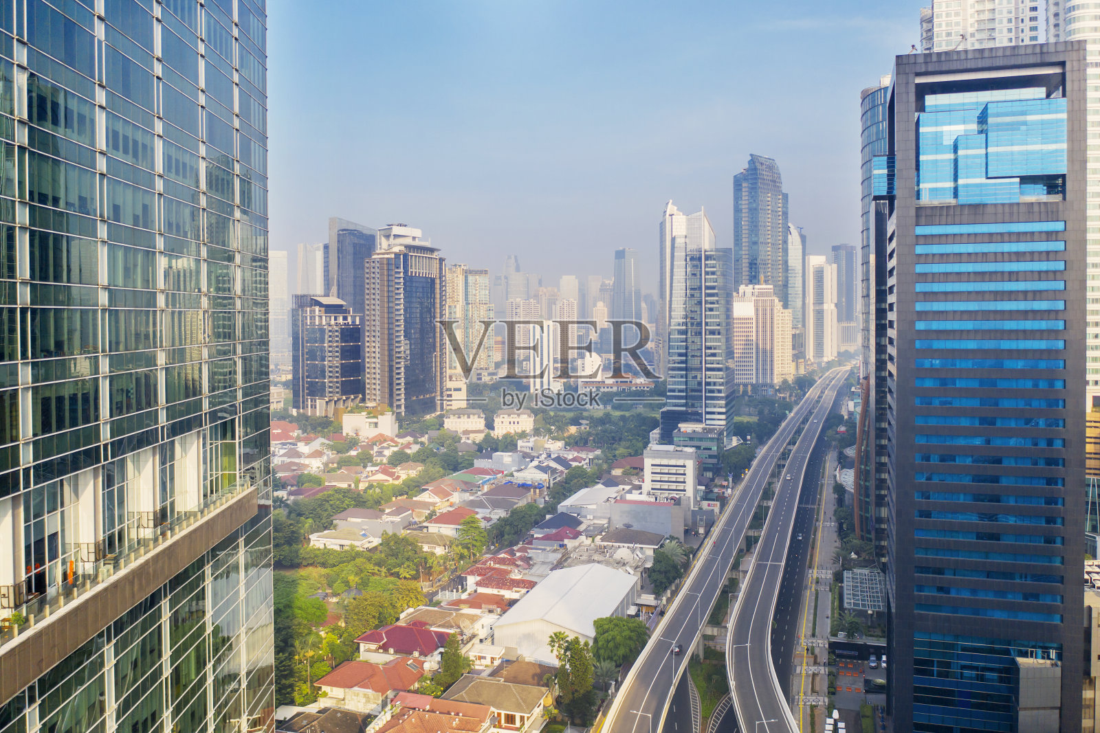 漂亮的高层建筑和安静的立交桥照片摄影图片