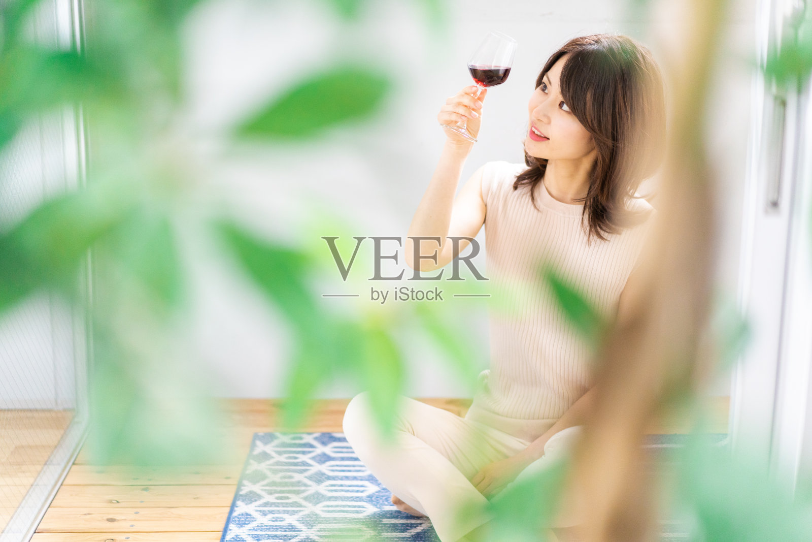 一个女人在家里享受一杯葡萄酒照片摄影图片