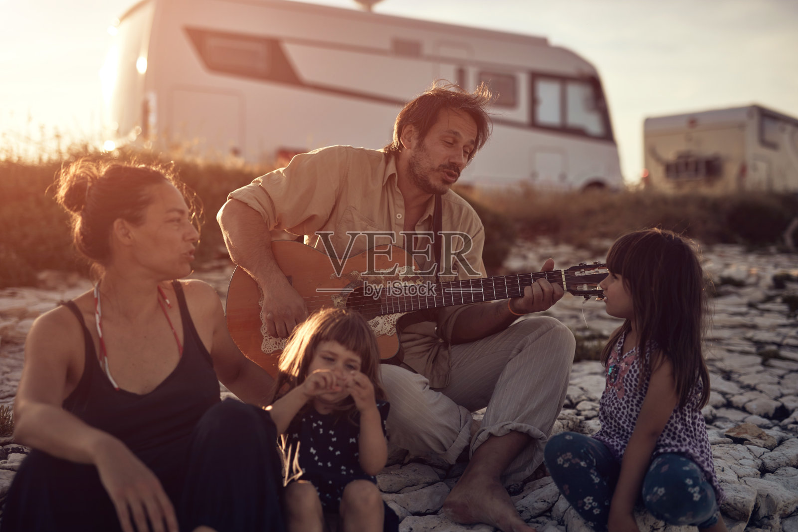 一家人在度假，唱歌，弹吉他，享受夏日的氛围。照片摄影图片