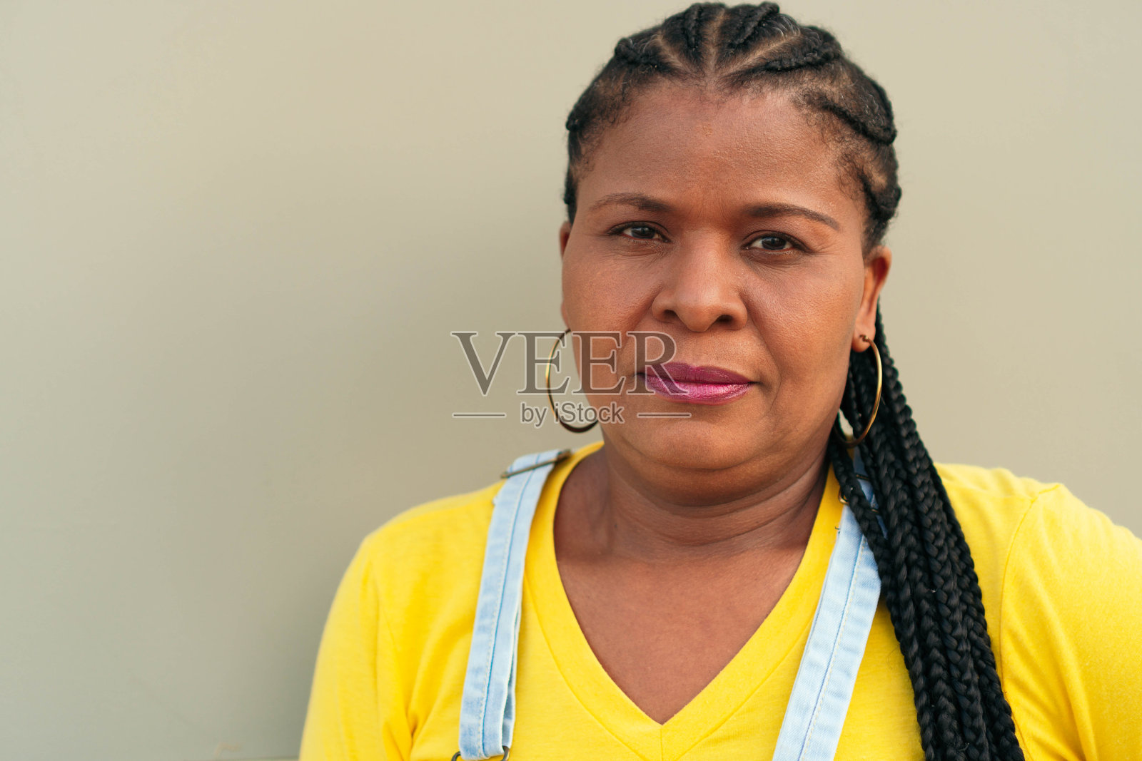 梳着脏辫的成熟女人照片摄影图片