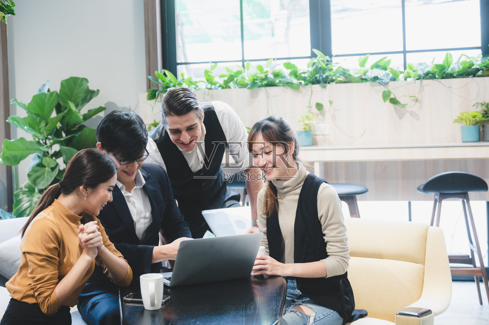 商务伙伴团队，与合作伙伴进行头脑风暴和握手，合同交易项目，与客户执行讨论，业务经理的团队合作照片摄影图片