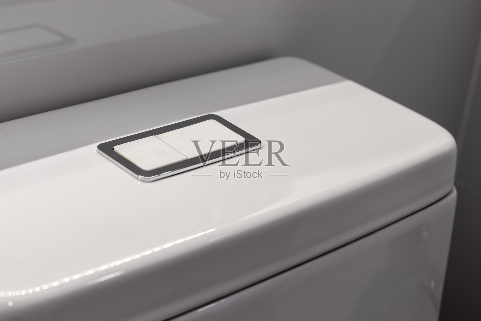 在浴室用手按压和冲水。室内清洁、生活方式和个人卫生观念照片摄影图片