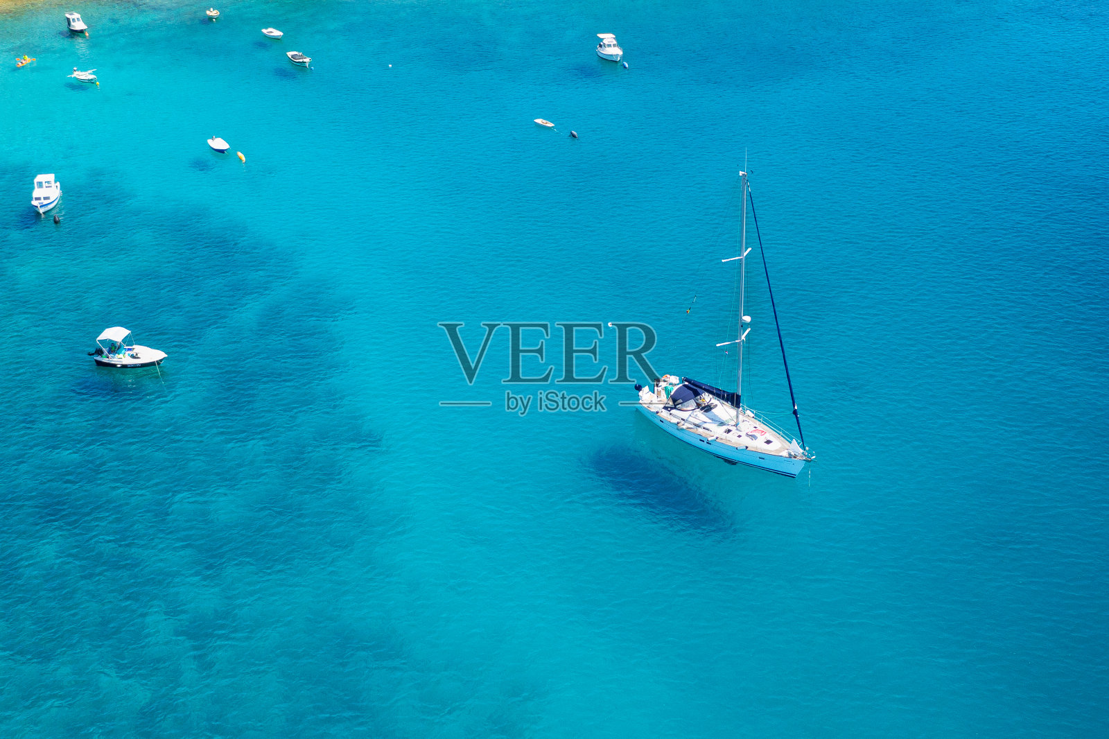 在亚得里亚海的蓝绿色水域中的帆船、小船或游艇的鸟瞰图照片摄影图片