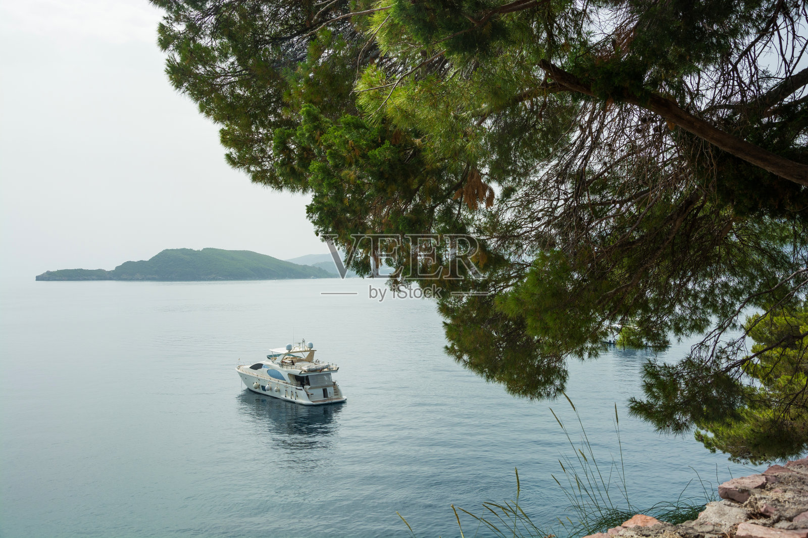 在黑山斯维提斯特凡的米罗瑟公园入口附近的亚得里亚海照片摄影图片