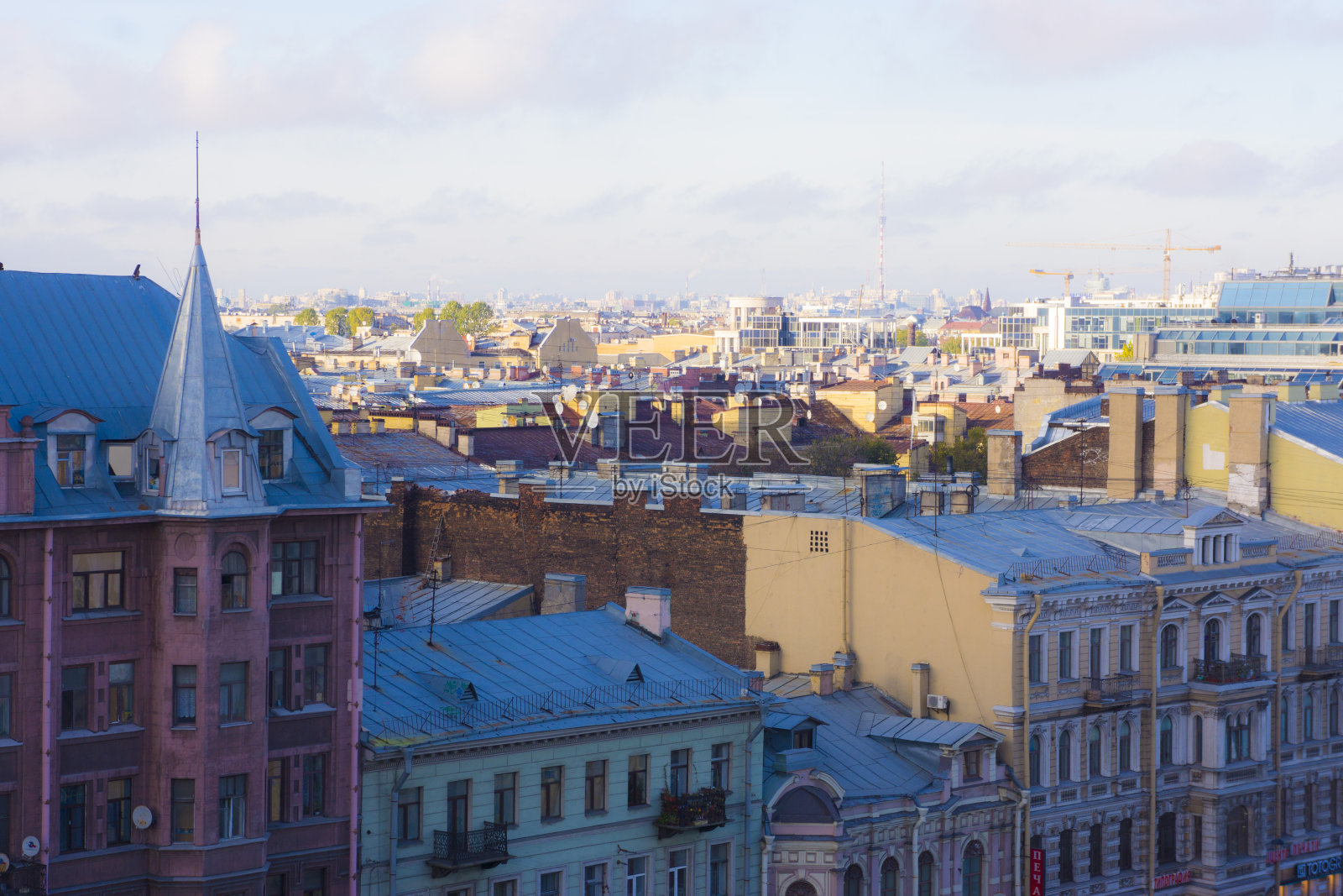 从屋顶欣赏圣彼得堡城市的夜景照片摄影图片