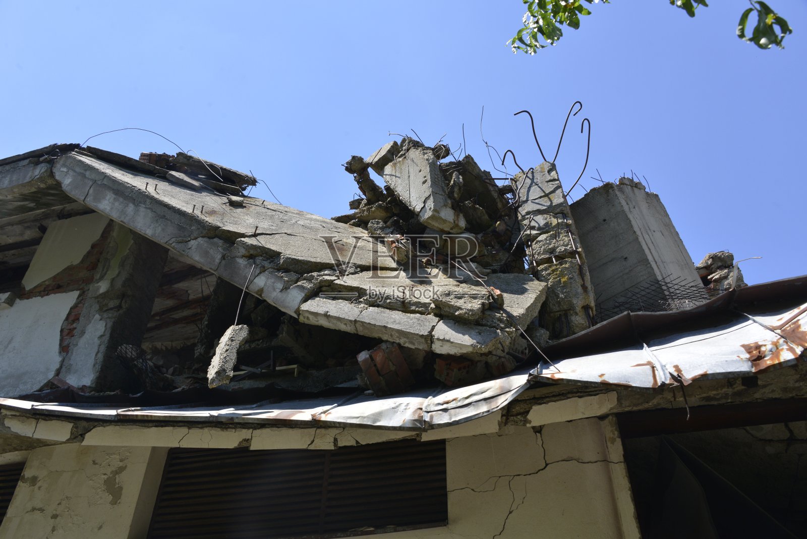 一座旧混凝土建筑的废墟照片摄影图片