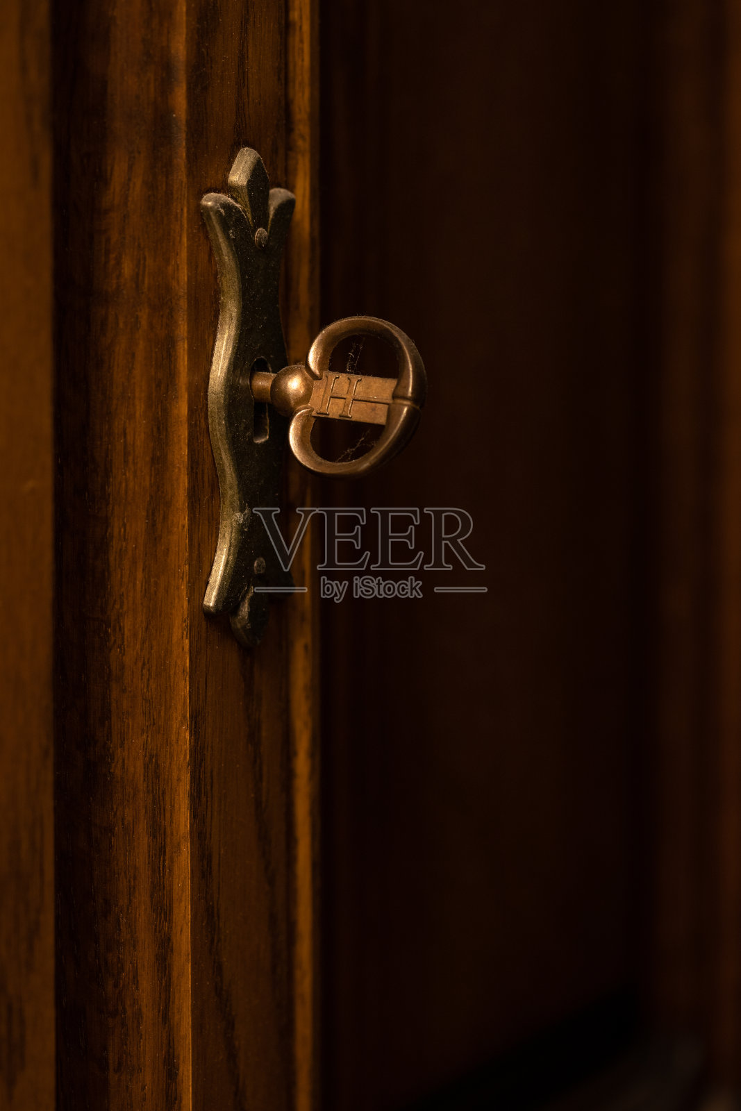 在古董木门上的钥匙孔灰尘，古董钥匙的细节照片摄影图片